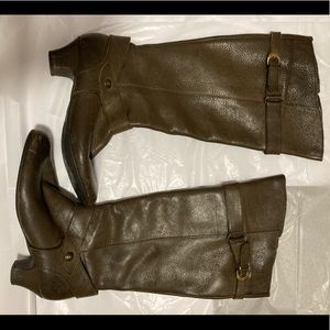 Born leather heeled zip up boots size 9